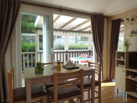 Mobilhome 4 personnes - RESIDENTIEL Confort 34m² - 2 chambres / Terrasse couverte + TV