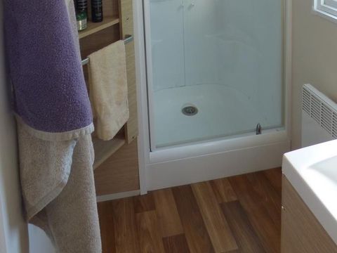 Mobilhome 4 personnes - RESIDENTIEL Confort 34m² - 2 chambres / Terrasse couverte + TV