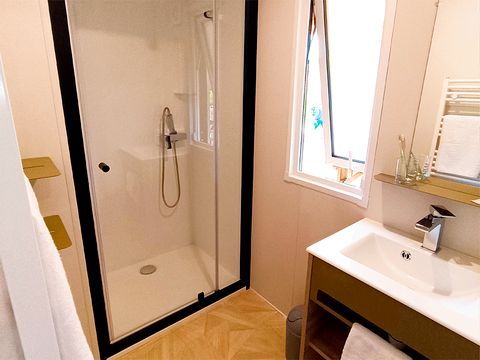 MOBILHOME 6 personnes - Cottage Prestige 3 CH 1 sdb  (Green Village à 800 m du Domaine de la Forge)