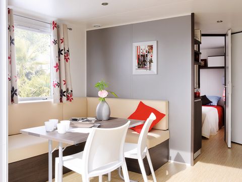 MOBILHOME 4 personnes - CONFORT - 2 chambres + terrasse+ grand frigo congélateur- Clim et Tv Inclus