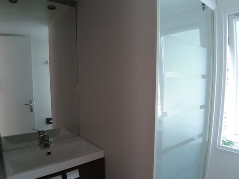 MOBILHOME 4 personnes - CONFORT - 2 chambres + terrasse+ grand frigo congélateur- Clim et Tv Inclus