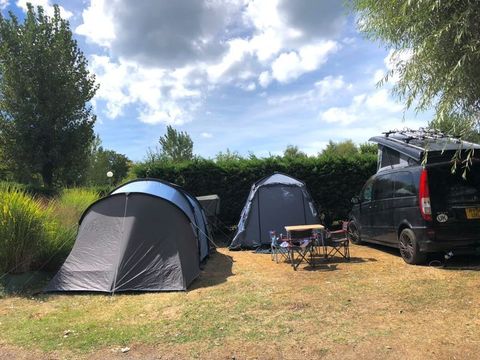 Emplacement - Tente ou caravane pliante - de 7m50 (eau, electricité, 1 véhicule )