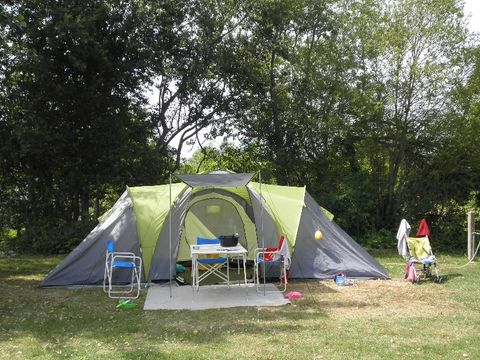 Emplacement - Tente ou caravane pliante - de 7m50 (eau, electricité, 1 véhicule )