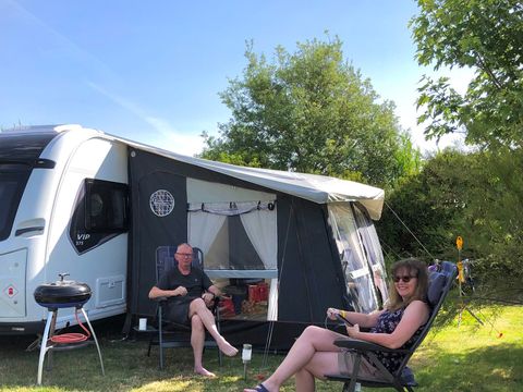 Emplacement - Caravane - de 7m50 (1 vehicule, eau, electricité , évacuation eaux usées)