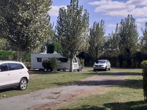 Emplacement - Caravane - de 7m50 (1 vehicule, eau, electricité , évacuation eaux usées)