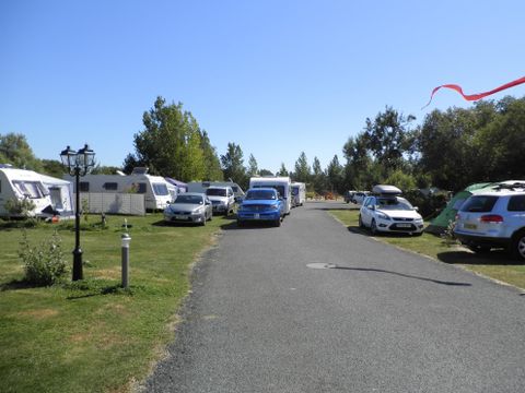 Emplacement - Caravane - de 7m50 (1 vehicule, eau, electricité , évacuation eaux usées)