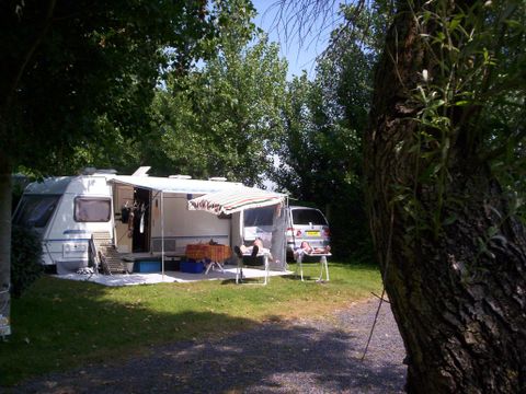 Emplacement - Caravane - de 7m50 (1 vehicule, eau, electricité , évacuation eaux usées)