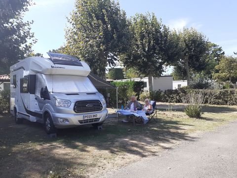 Emplacement - Camping car - de 7m50 (1 véhicule, eau, électricité , évacuation eaux usées inclus)