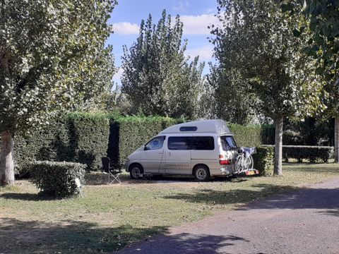 Emplacement - Camping car - de 7m50 (1 véhicule, eau, électricité , évacuation eaux usées inclus)