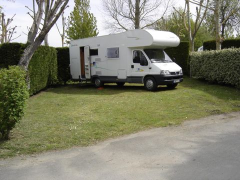 Emplacement - Camping car - de 7m50 (1 véhicule, eau, électricité , évacuation eaux usées inclus)