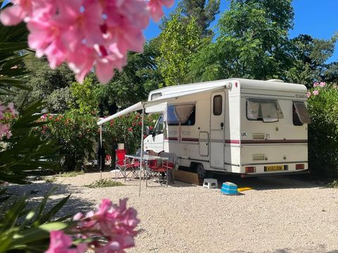 Emplacement - Forfait CONFORT : emplacement, électricité 10A + camping-car ou caravane ou tente >80m²