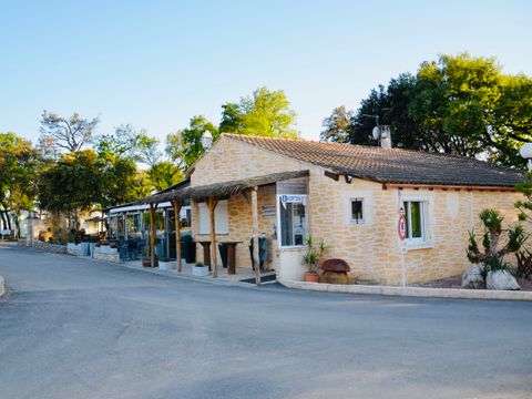 Emplacement - Forfait CONFORT : emplacement, électricité 10A + camping-car ou caravane ou tente >80m²