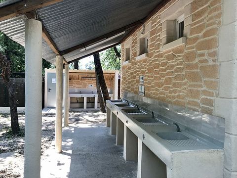 Emplacement - Forfait CONFORT : emplacement, électricité 10A + camping-car ou caravane ou tente >80m²