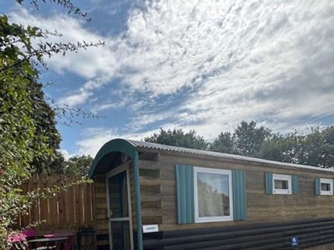 Hébergement 2 personnes - Roulotte- 17M² - 1 chambre (sans sanitaires) 2 adultes + 2 enfants max 10 ans