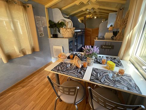 Hébergement 2 personnes - Roulotte- 17M² - 1 chambre (sans sanitaires) 2 adultes + 2 enfants max 10 ans