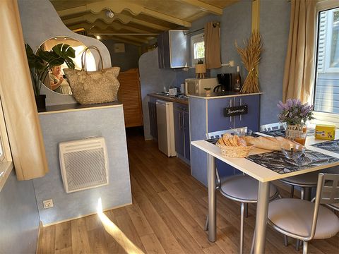 Hébergement 2 personnes - Roulotte- 17M² - 1 chambre (sans sanitaires) 2 adultes + 2 enfants max 10 ans