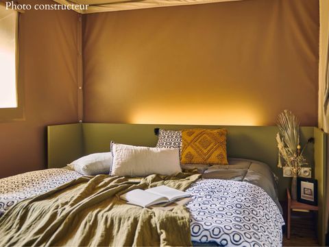 Tente en toile et en bois 4 personnes - Safari Lodge - 2 chambres : 26m² - terrasse semi-couverte 25m² 4 pers.