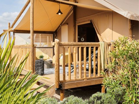 Tente en toile et en bois 4 personnes - Safari Lodge - 2 chambres : 26m² - terrasse semi-couverte 25m² 4 pers.