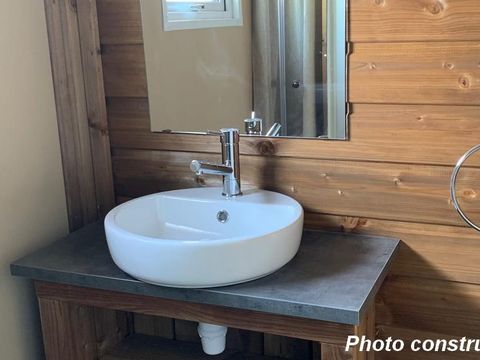 TENTE TOILE ET BOIS 5 personnes - Cabane Lodge sur Pilotis - 2 chambres : 32 m² + terrasse 11 m² couverte