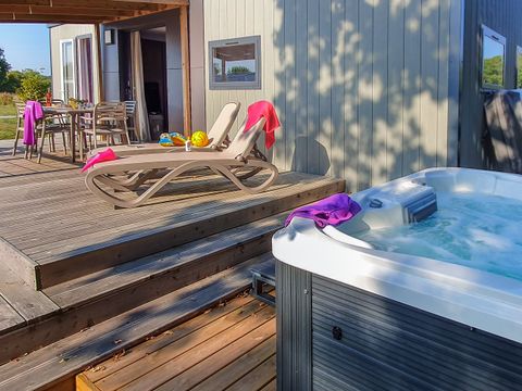 MOBILHOME 5 personnes - TAOS avec spa privatif  2 chambres avec terrasse couverte 5p