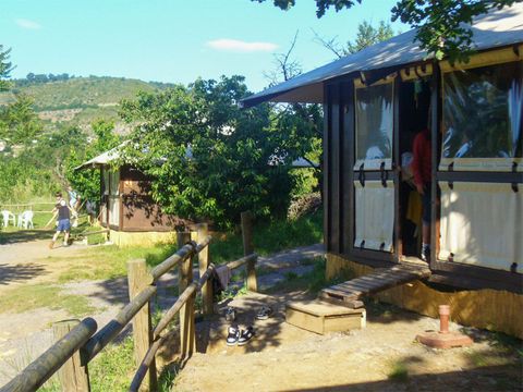 HÉBERGEMENT INSOLITE 6 personnes - Cabane équipée - 2 chambres 25m²