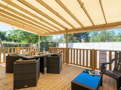 BUNGALOW 6 personnes - Mobil-home | Premium | 3 Ch. | 6 Pers. | Terrasse surélevée | Clim. | TV