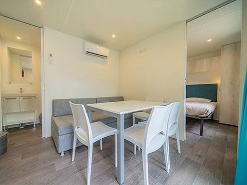 BUNGALOW 4 personnes - Mobil-home | Premium | 2 Ch. | 4 Pers. | Terrasse surélevée | Clim. | TV