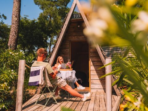 HÉBERGEMENT INSOLITE 2 personnes - CABADIENNE 1 chambre 8m² avec terrasse 2 pers