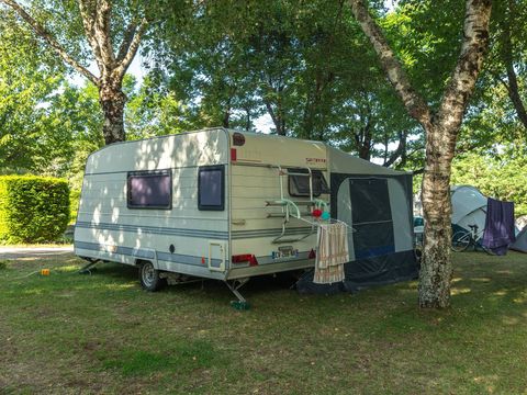 Emplacement - Emplacement | Essential | Tente | Véhicule -7m | <100m² | Electricité | Pas d'eau