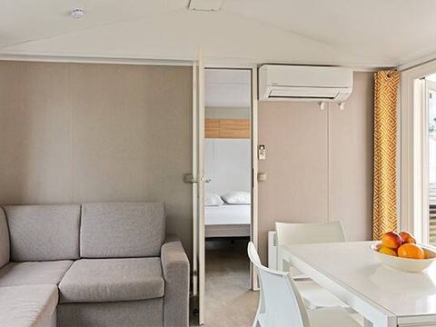 BUNGALOW 6 personnes - Mobil-home | Premium | 3 Ch. | 6 Pers. | Terrasse surélevée | 2 SDB | Clim.