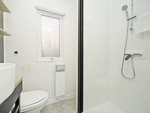 BUNGALOW 6 personnes - Mobil-home | Premium | 3 Ch. | 6 Pers. | Terrasse surélevée | 2 SDB | Clim.