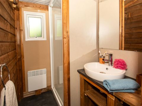 Tente en toile et en bois 7 personnes - Ecolodge 4 pièces Climatisé + TV