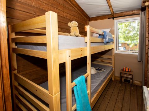 Tente en toile et en bois 7 personnes - Ecolodge 4 pièces Climatisé + TV