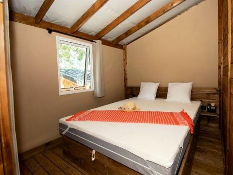Tente en toile et en bois 7 personnes - Ecolodge 4 pièces Climatisé + TV