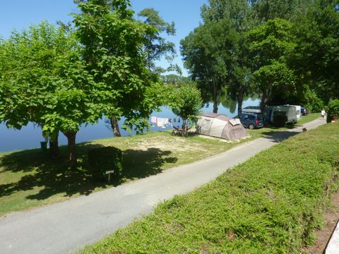 Emplacement - en bord de rivière avec électricité n°6 à 21