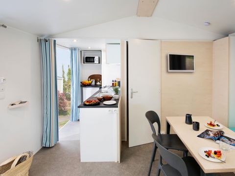 Mobilhome 5 personnes - Family - 2 chambres - PREMIUM -28m²-Roselune-Clim-TV-lave-vaiss.-plancha-terrasse - XXL couverte