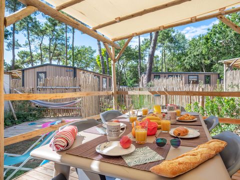 MOBILHOME 4 personnes - Garden 2ch-CLIM-baignoire-TV-LV-plancha-terrasse couverte-31m² | PREMIUM