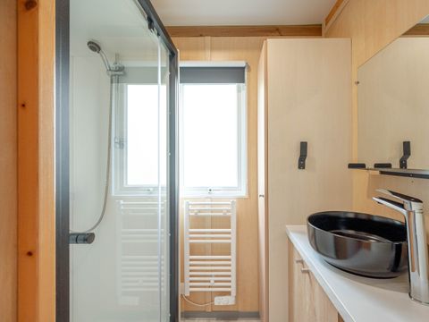 Chalet 7 personnes - Cottage Garden - 3 chambres - PREMIUM - 32m²-Baignoire-Clim-TV-lave-vaisselle -plancha-terrasse couverte