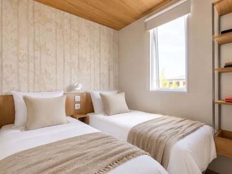 Mobilhome 6 personnes - Cocoon - 3 chambres - 2 salles de bain - PREMIUM+ -40m² -SPA-Clim-TV-lave-vaisselle-plancha-terrasse couv.-pack travel
