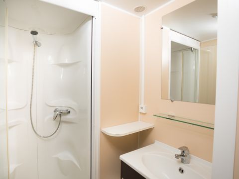 MOBILHOME 6 personnes - 001 (3 chambres, 1 salle d'eau) - Clim, TV, Lave-vaisselle - Terrasse couverte
