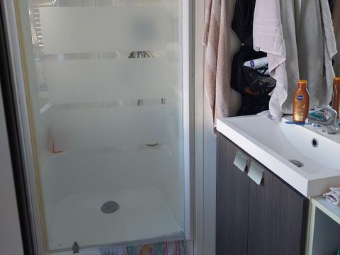 MOBILHOME 6 personnes - 006 (3 chambres, 1 salle d'eau) - Clim, TV - Terrasse semi-couverte