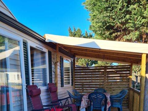 MOBILHOME 6 personnes - 006 (3 chambres, 1 salle d'eau) - Clim, TV - Terrasse semi-couverte