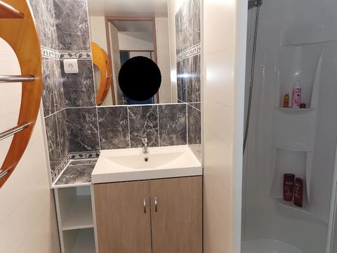 MOBILHOME 4 personnes - 008 (2 chambres, 1 salle d'eau) - Clim, TV, Lave-vaisselle, Lave-linge - Terrasse