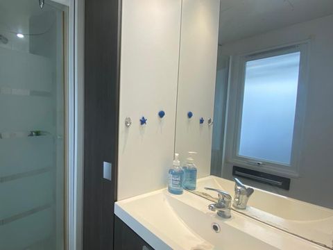 MOBILHOME 4 personnes - 012 (3 chambres, 1 salle d'eau) - Clim, TV, Lave-vaisselle, Lave-linge - Terrasse