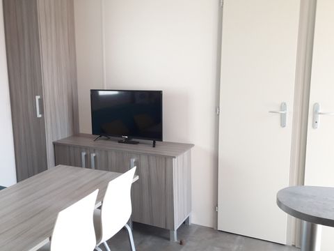 MOBILHOME 5 personnes - 013 (2 chambres, 1 salle d'eau) - Clim, TV - Terrasse semi-couverte