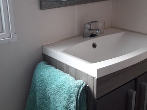 MOBILHOME 5 personnes - 013 (2 chambres, 1 salle d'eau) - Clim, TV - Terrasse semi-couverte