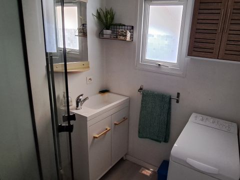 MOBILHOME 4 personnes - 2 chambres - 1 salle d'eau - (Clim, TV, Lave-vaisselle, Lave-linge) - Terrasse semi-couverte