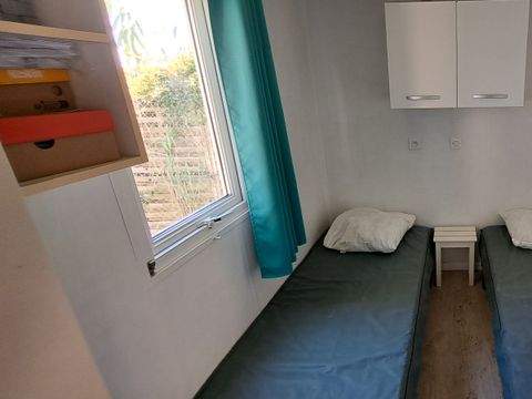 MOBILHOME 4 personnes - 2 chambres - 1 salle d'eau - (Clim, TV, Lave-vaisselle, Lave-linge) - Terrasse semi-couverte