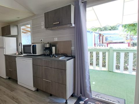MOBILHOME 4 personnes - 2 chambres - 1 salle d'eau - (Clim, TV, Lave-vaisselle, Lave-linge) - Terrasse semi-couverte