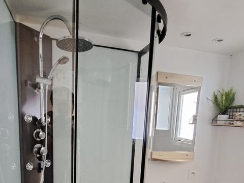 MOBILHOME 4 personnes - 2 chambres - 1 salle d'eau - (Clim, TV, Lave-vaisselle, Lave-linge) - Terrasse semi-couverte